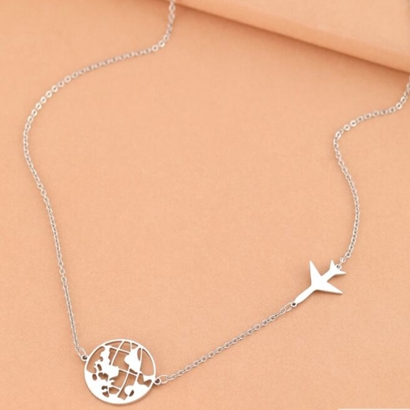 ‼️NEW IN‼️Elegant Silver Globe Pendant Necklace - Picture 4 of 6